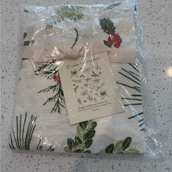 New In Package June & December BOUGHS & BERRIES  Kitchen Towel - Picture 1 of 3
